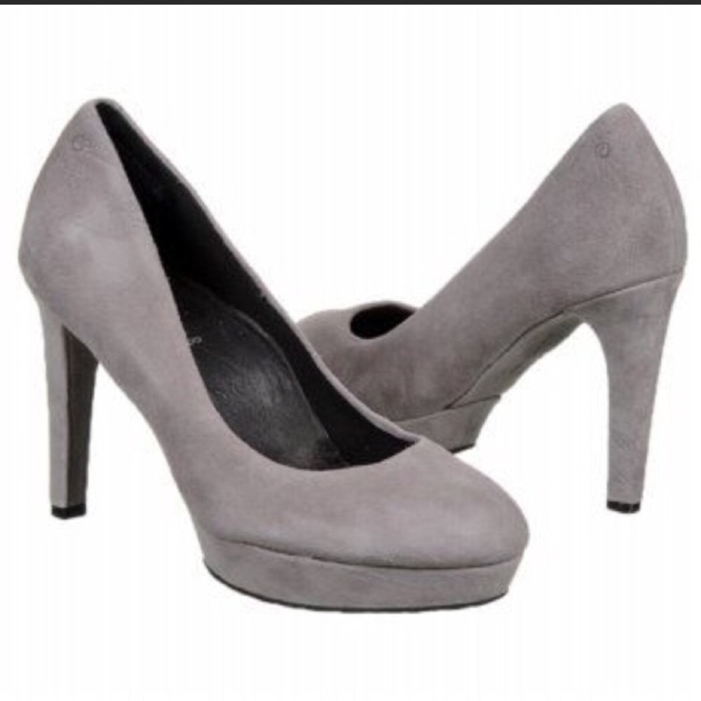 Gray pumps